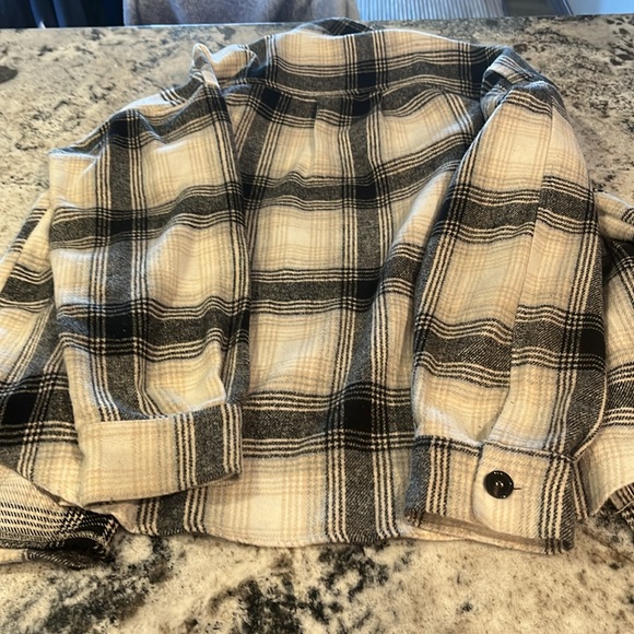 Easel L shacket. Terrific condition. Muted colors. - Picture 5 of 5